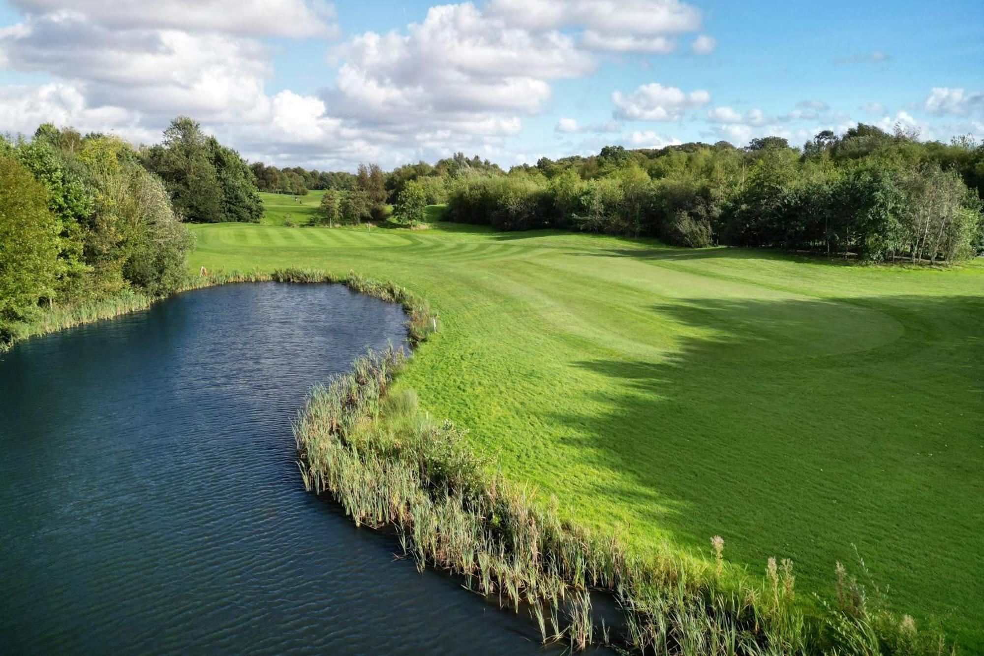 Delta Hotels By Marriott Worsley Park Country Club Esterno foto